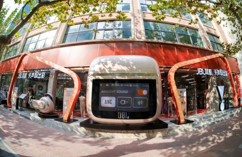 勇攀新境界，天声敢出彩 JBL携手伍鹏震撼启幕「超大声」音乐空间