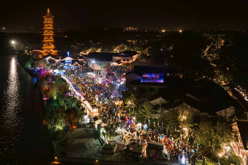 往届乌镇戏剧节古镇嘉年华夜景.jpg